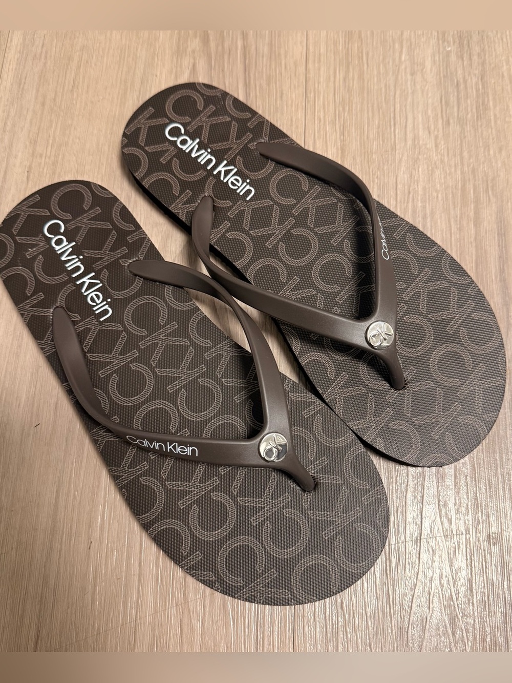 Calvin Klein Flip Flops Sandals Women's Size 7M Brown Multi Logo Print NEW